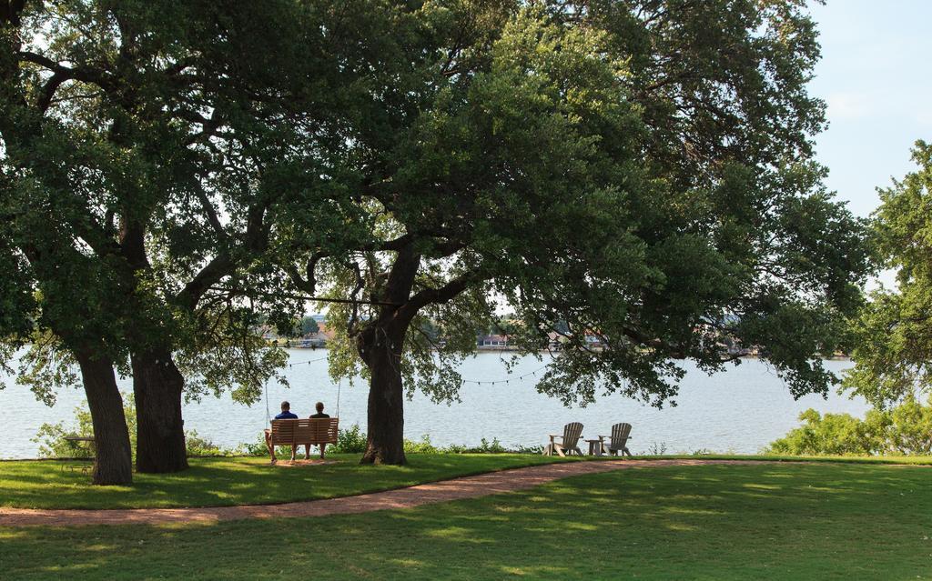 Inn On Lake Гранбери Экстерьер фото